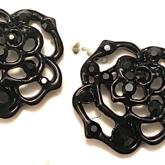 ❌SOLD❌Rhinestone Rose Earrings - Picture 2 of 3